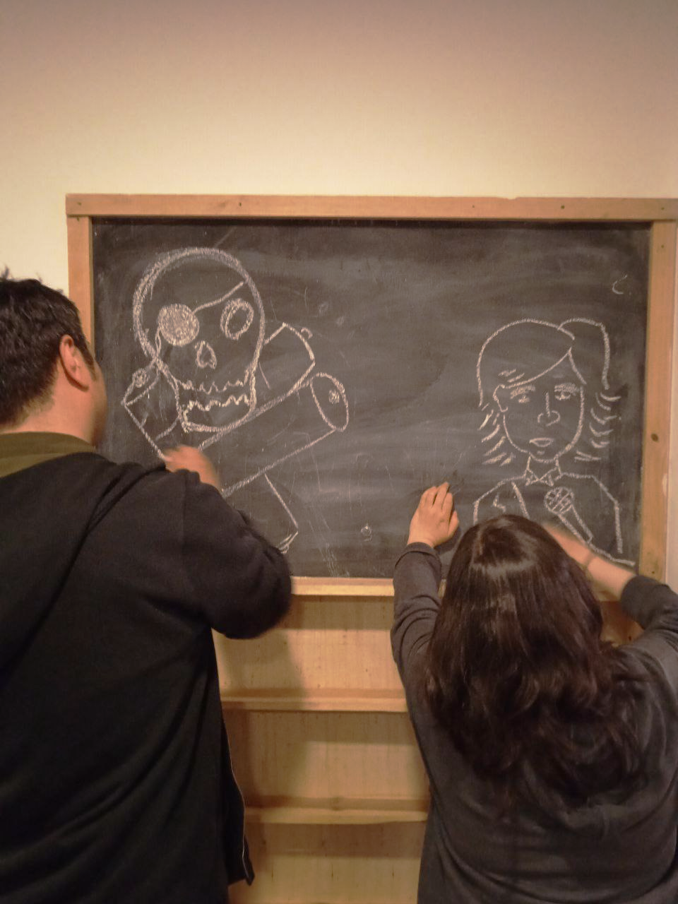 Haciendo la ilustración de la muestra en el tablero de tiza