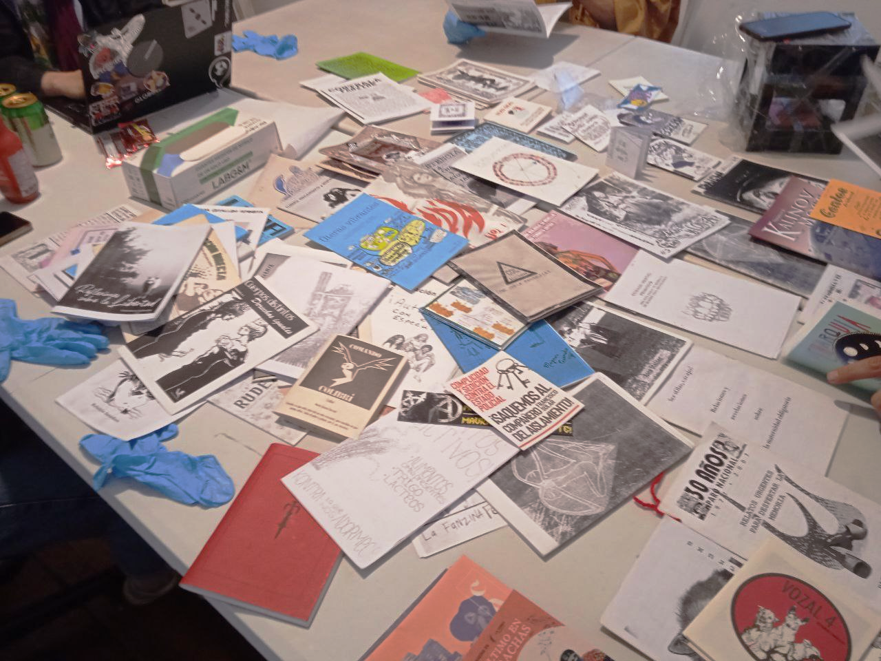 Una colección de fanzines en una mesa